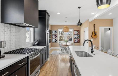 Modern House by Downtown with Garage and Fenced-in Yard - Foto 7