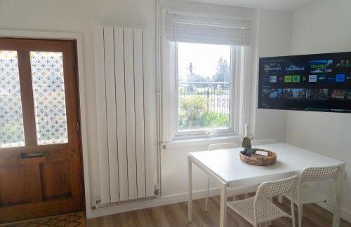 Crossways - a modern two bedroom village apartment close to cheltenham - Photo 5