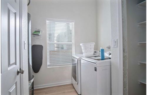 5BR3BA Minutes from the Action with Skyline Views - Foto 14