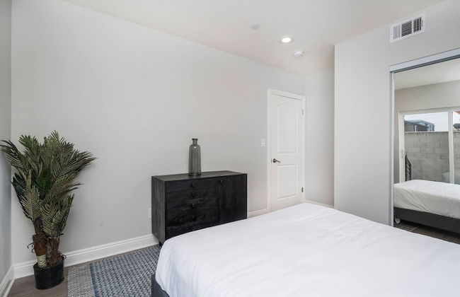 Brand NEW Modern Luxury 3bdr Townhome In Silver Lake - Photo 9