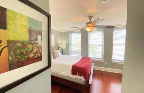 Classy Victorian Brownstone Subway Shopping - Photo 37