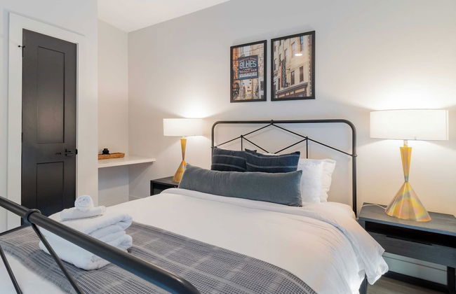 Astra Modern Midtown Retreat With Pool, Gym, & Steps to Dining & Broadway - Foto 19