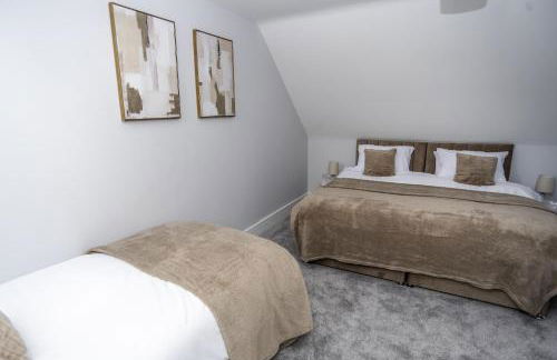 Central Telford Home - Sleeps 8 - Private Parking - Photo 17