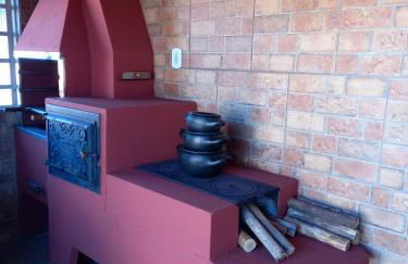 Casa Espaço Sara Piscina com total privacidade, área gourmet completa com churrasqueira fogão a lenha, a 5min do centro e do parque das águas - Foto 32