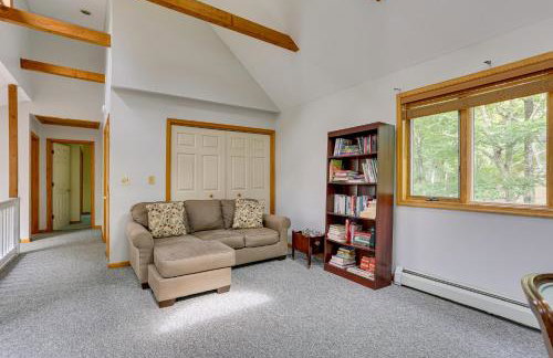Bushkill Home with Access to Pools and Tennis Courts! - Photo 16