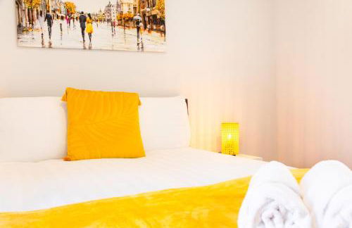 4 Bedrooms Spacious House With 2 Bathrooms Free Parking - sleeps up to 10 guests - Foto 23