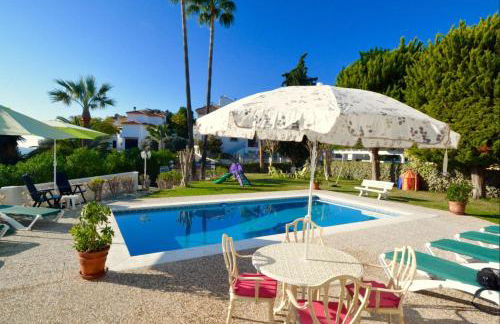 A spacious family villa with heated pool - Foto 13