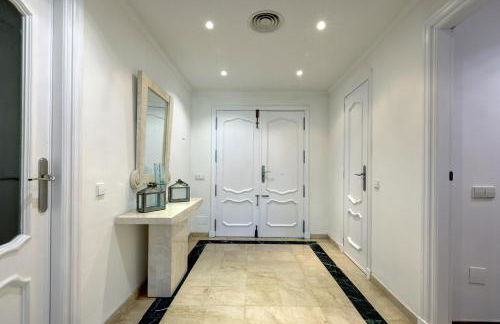 Large Ground Floor Apartment with Private Garden and Beach Access - Photo 51