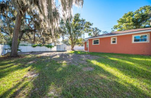 Wood Circle House - Dog Friendly with Fenced in Backyard - Foto 75
