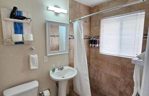 Prime Location Gateway with Pool & Patios, Near Beaches, Groceries and Restaurants - Photo 58