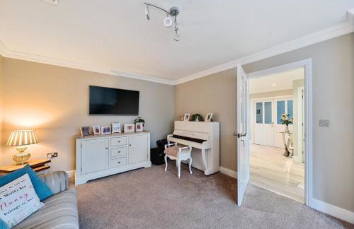 Luxurious Modern Henley Home with Pool & Hot Tub, 5 Bedrooms, Parking - Foto 13