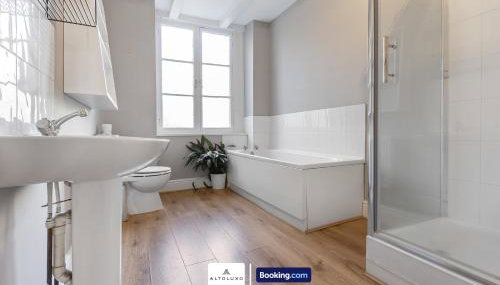 The Ritz 2 Bedroom Serviced Apartment By AltoLuxoExperience Short Lets & Serviced Accommodation With Free Wifi - Foto 3, Shower