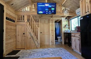 Incredible Modern Tiny Log Cabin near the Ammonoosuc River for a Romantic Getaway in New Hampshire - Foto 3