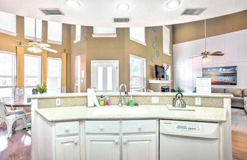 Beautiful Montgomery Home with Lakefront Deck! - Foto 11