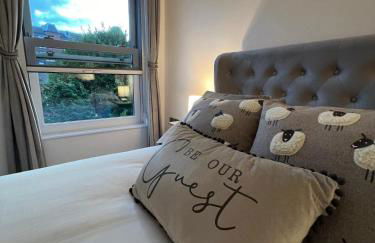 Stylish City Retreat with Views & Court Yard - Foto 1