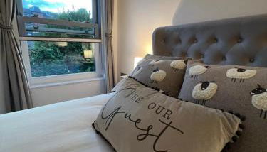 Stylish City Retreat with Views & Court Yard - Foto 1