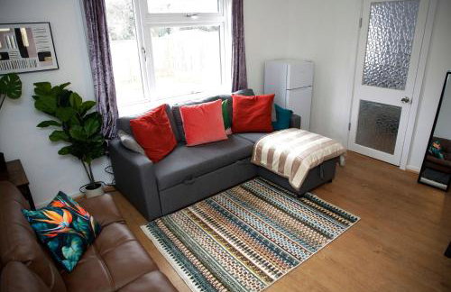 PrimeLuxe Stays - Modern 1BR Apartment with Private Garden Sleeps 4 Near ExCeL and London City Airport - Photo 4