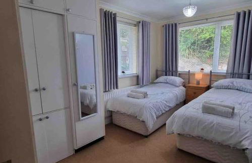 3 Bedroom Bungalow with great Sea Views, Private Hot Tub & Gardens - Foto 54