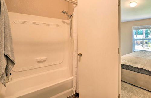 Lovely Detroit Home with Deck - Walk to Town! - Foto 13