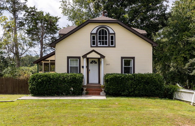 Cheerful 3 Bedroom Home Walk to UVA Stadium - Foto 4