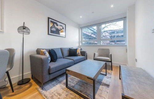 Modern 1 Bedroom Apartment in East Grinstead - Photo 1