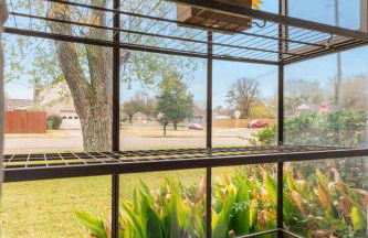 Large Fenced Yard near Midtown- Shamrock Stay - Foto 31