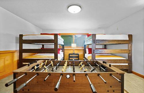 6BR Houghton Lake House with Indoor Pool, Hot Tub and Golf Simulator - Photo 31