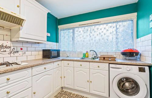 #99 Quirky and Stylish 3-Bedroom - Close to Drayton Manor Theme Park - Sleeps 6 - "Perfect for contractors and Families - Free parking" - Photo 44