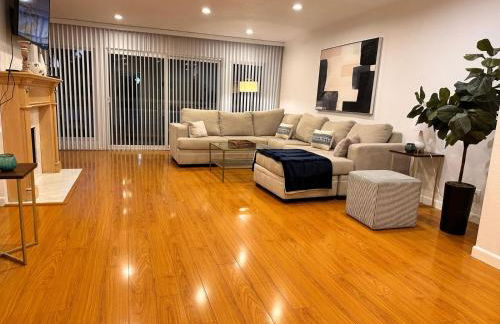 Venice Beach Lux Retreat Coastal Apartment Haven - Photo 18