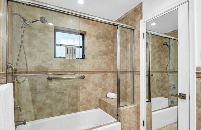 Family-friendly 5BR Home w/ Heated Pool & Parking - Foto 24