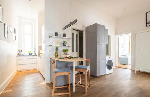 KAISER 02 by ROCKCHAIR Apartments l SUPERHOST Status l 3 Bedrooms Boxspringbeds 2 Bathrooms l Cozy Family & Business Flair 155 sqm 3 Balcony 2nd Floor Elevator up to 10 guests welcomes you! - Foto 41