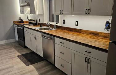 King Bed Outdoor Fireplace Seconds From Highway - Foto 13