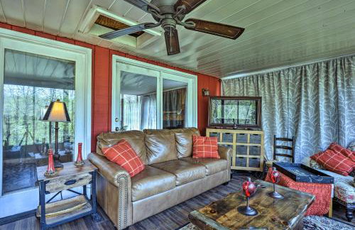 Cozy Cabin with Sunroom and Cacapon River Access! - Foto 20