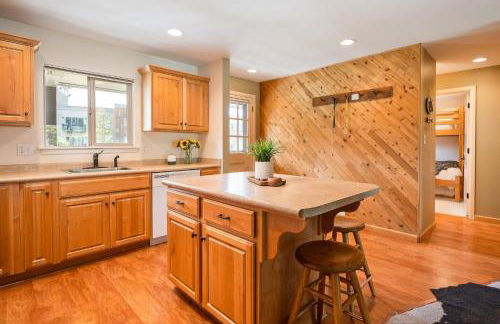 Ski Town Hideaway | Fireplace + Walk to Downtown - Foto 1