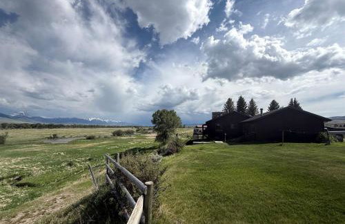 Charming Riverfront Guest House with Deck Overlooking Madison River, Near Ennis, Montana - Foto 8
