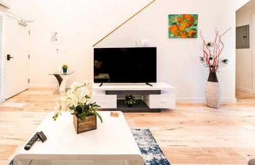 Modern 1-Bedromm Loft In Hollywood With Viwe of Hollywood Sign - Photo 10