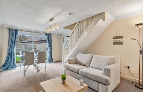 Modern Terraced House with Private Garden, Near Airport & MET Office - Foto 1