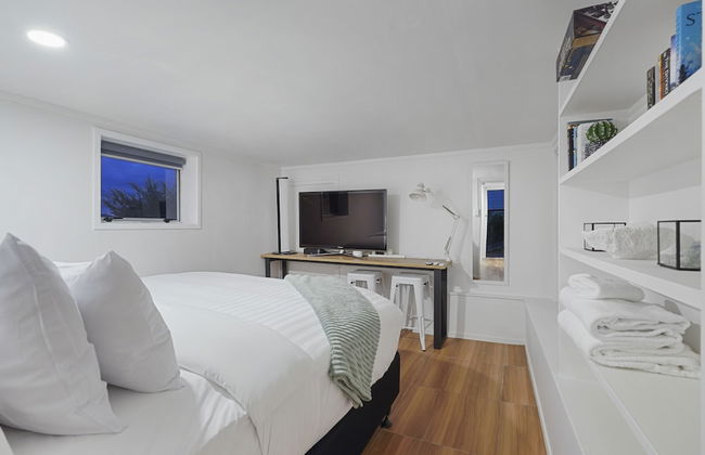 Newly Renovated Studio w Parking-Netflix - Photo 11