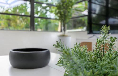 Charming 4BR Oasis with Saltwater Pool and Parking - Foto 21