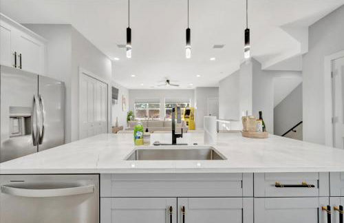 4br3ba Modern Sleeps 10 8 Minutes to Raymond James - Foto 17