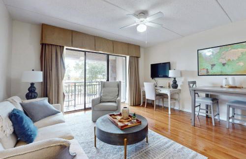 Dog-friendly downtown condo with riverfront balcony - walk to shops & eateries - Foto 1