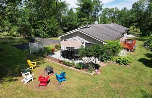 Catskills Getaway 3BR Retreat with Media Room, Near Casino, Bethel Woods and More - Foto 11