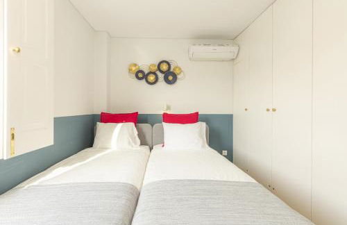 Contemporary Restelo Pool Haven - Photo 27