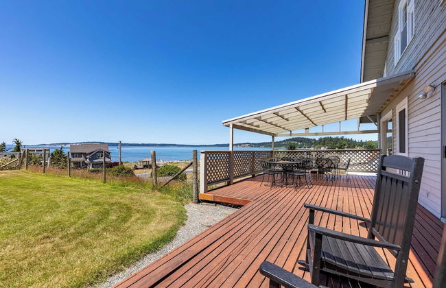 Private Beach Access + Water Views! Sleeps 18, Historic 6bdr Farmhouse w/ Deck - Foto 4