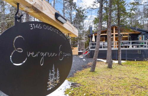 Evergreen Escape Hot Tub Firepit Resort Pool - Foto 2