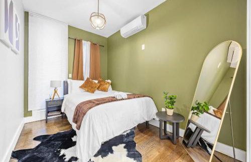 Mid-Century Stay 5BR and 5 Baths w PS5 & Laundry - Foto 23