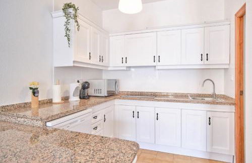 Sunny Coastal Retreat with Pool & Terrace - Foto 33