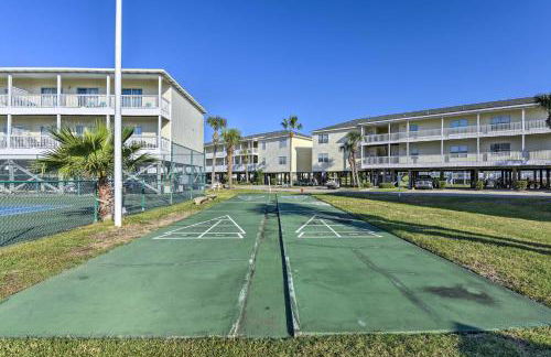 Walk to Beach Resort Retreat with Balcony in Destin - Foto 27