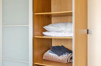 Amazing River view 2 bedroom apartment, sleeps 6, balcony and parking - Foto 34