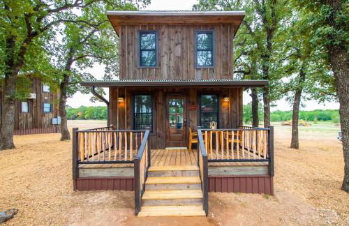 The Nuthatch Cabin 15 MIN to Magnolia Baylor - Photo 2